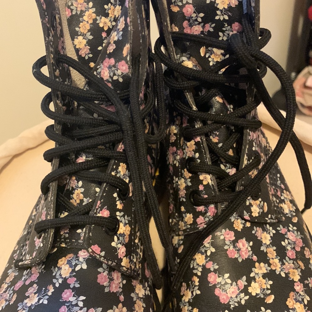 Like new floral print Dr Martens - Picture 2 of 5